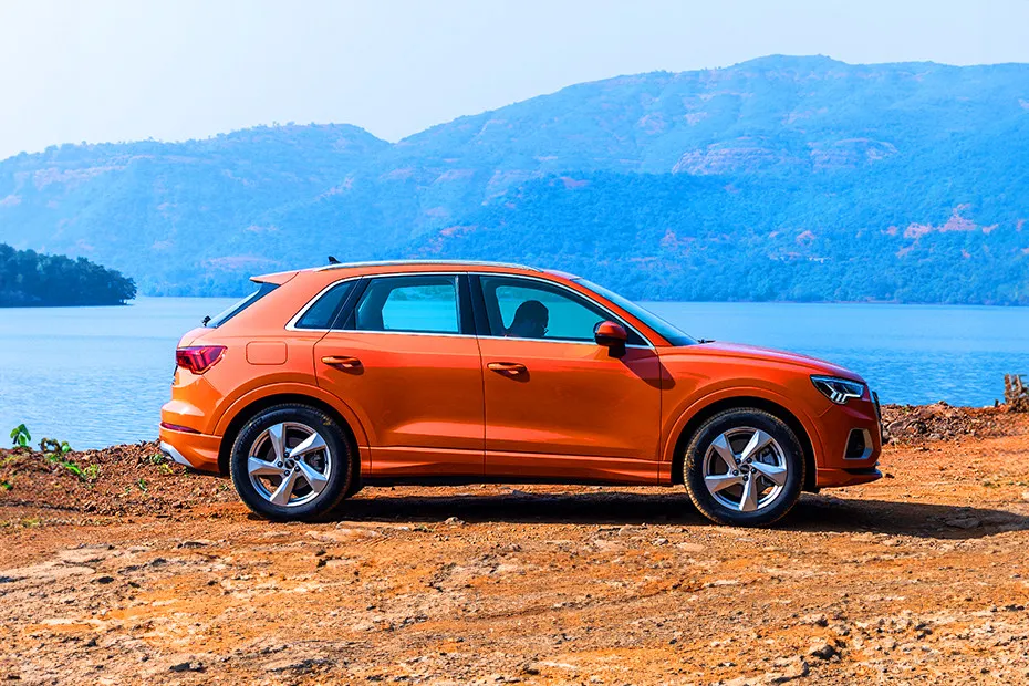 Audi Q3 Side View (Right)