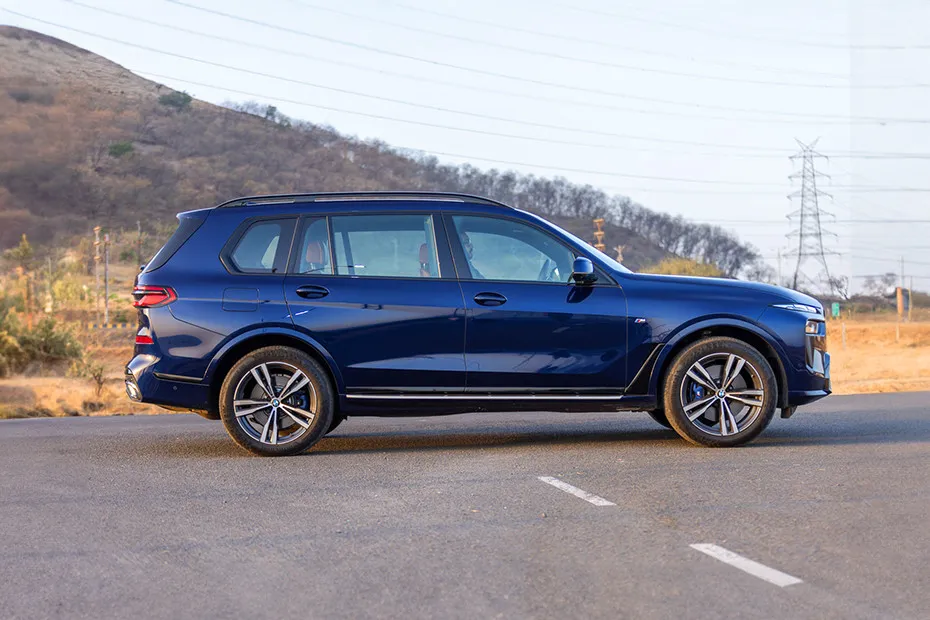 BMW X7 Side View (Right) 