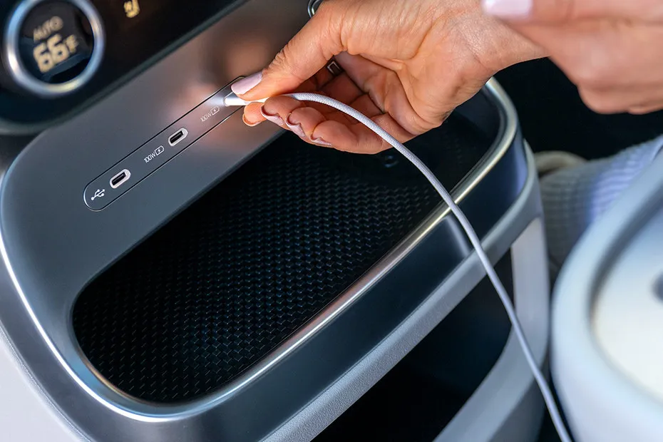 Hyundai IONIQ 9 Center Tunnel with attached Smartphone 