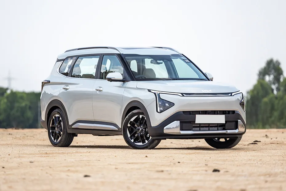 Kia Carens Clavis Front Right Quarter View