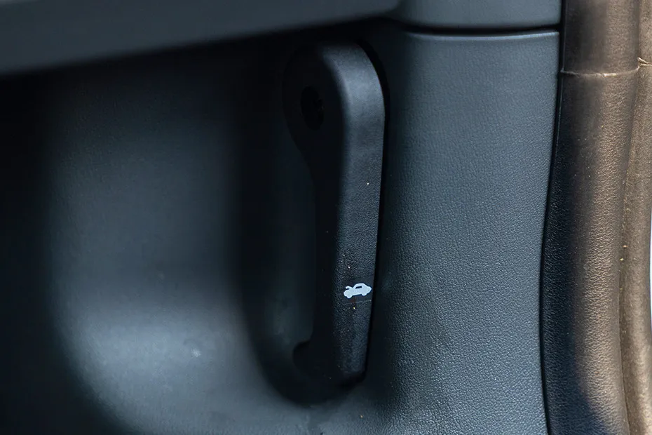 Kia Syros Bonnet Release Lever