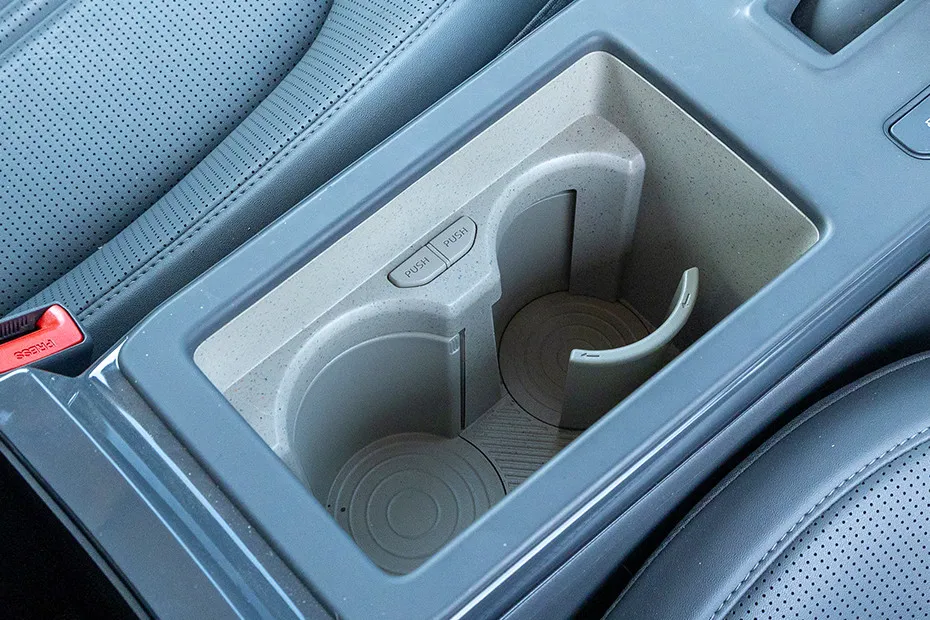 Kia Syros Cup holder