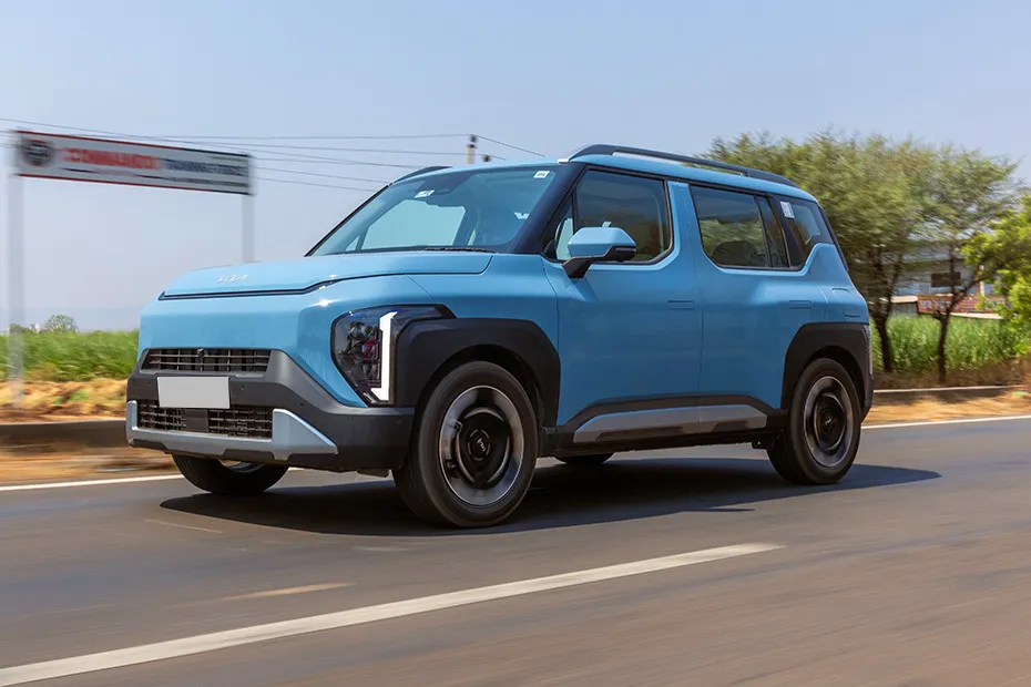 Kia Syros Driving: Front Left Quarter View