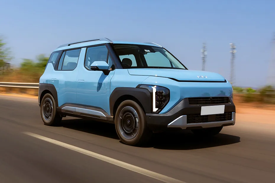 Kia Syros Driving: Front Right Quarter View