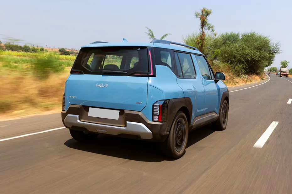 Kia Syros Driving: Rear Right Three Quarter View