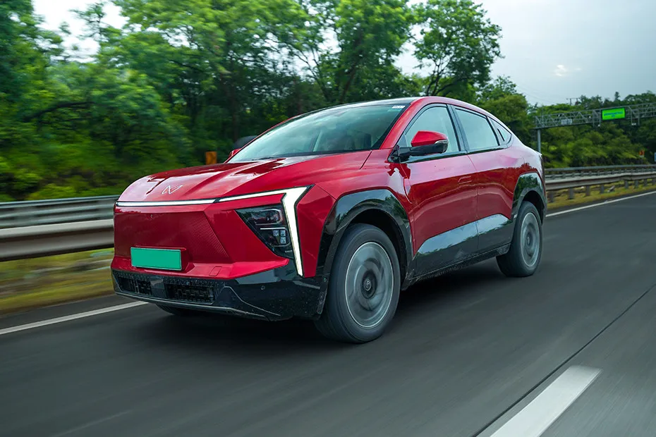 Mahindra XEV 9e Driving: Front Left Quarter View