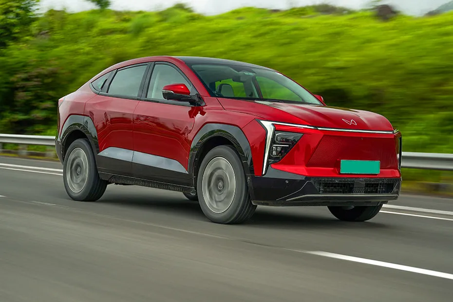 Mahindra XEV 9e Driving: Front Right Quarter View