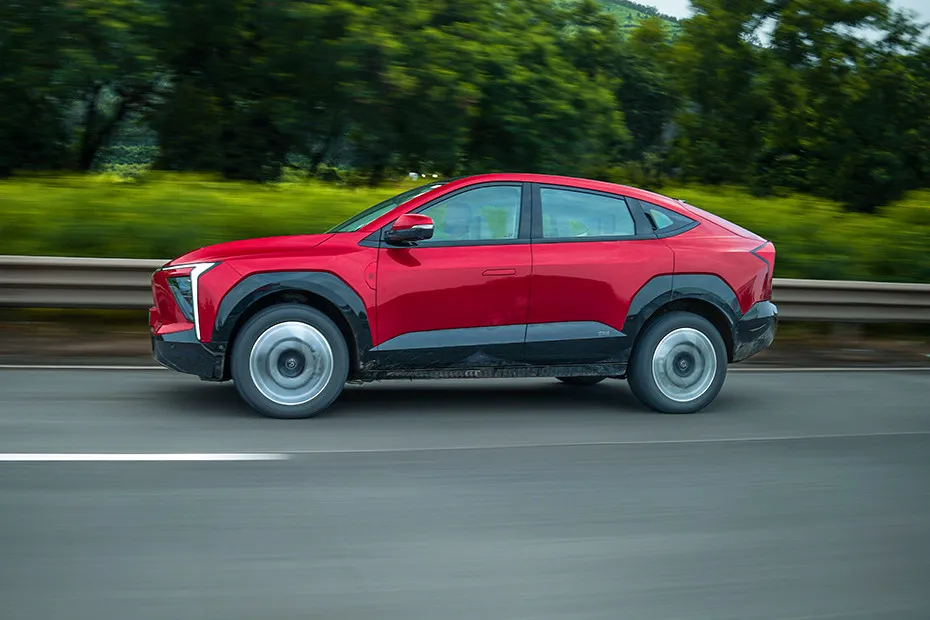 Mahindra XEV 9e Driving: Side Profile (Left) View