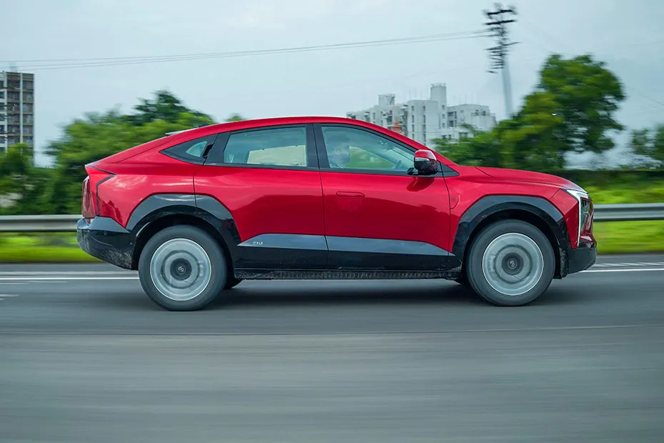 Mahindra XEV 9e Driving: Side Profile (Right) View