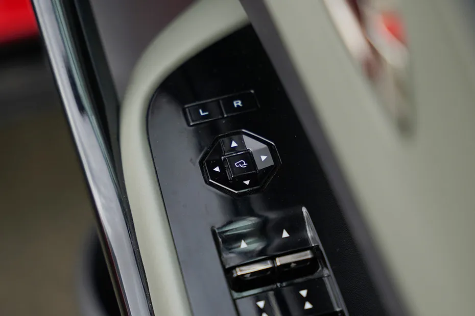 Mahindra XEV 9e Mirror Adjustment Controls