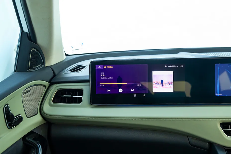 Mahindra XEV 9S Apple CarPlay