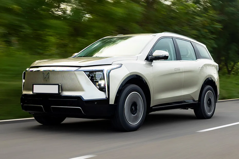 Mahindra XEV 9S Driving: Front Left Quarter View