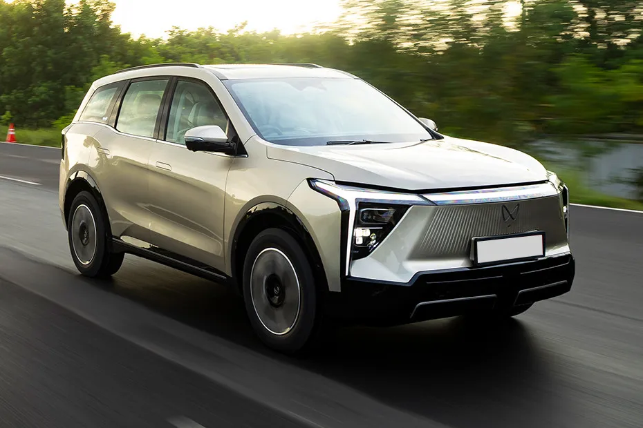 Mahindra XEV 9S Driving: Front Right Quarter View