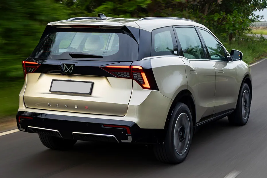 Mahindra XEV 9S Driving: Rear Right Three Quarter View