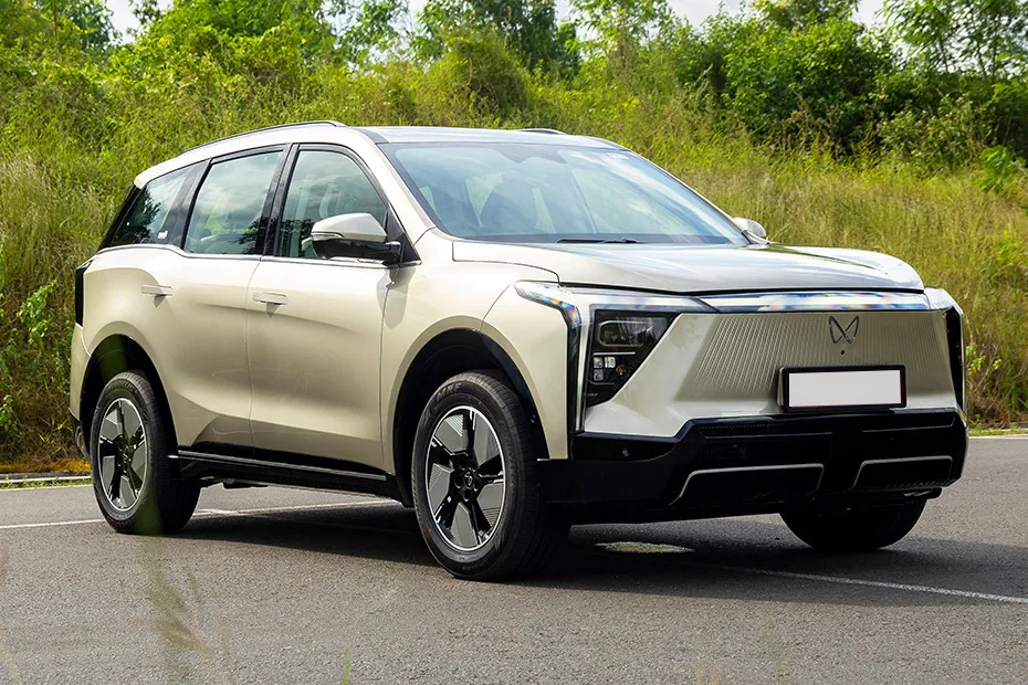 Mahindra XEV 9S Front Right Quarter View