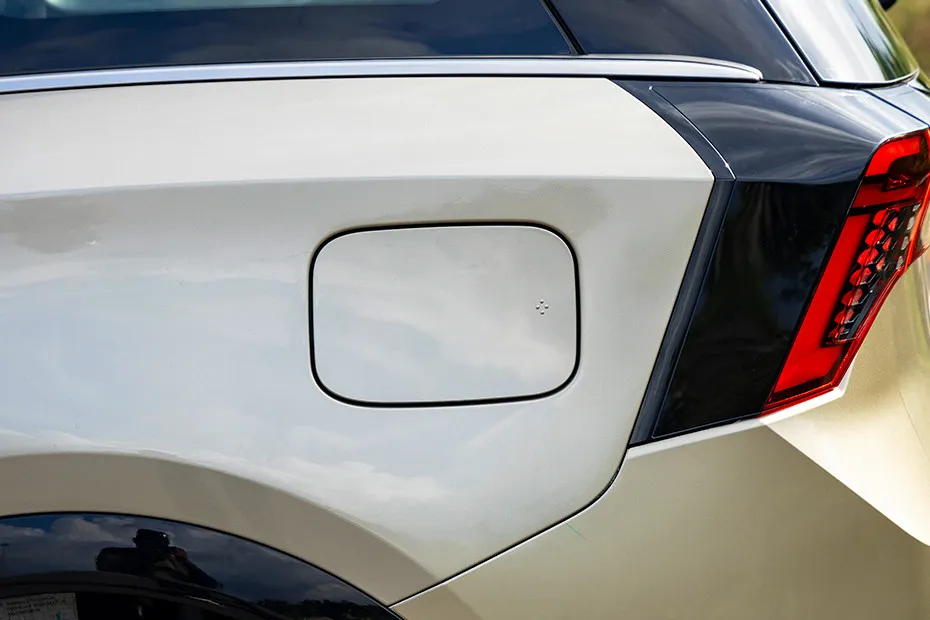 Mahindra XEV 9S Fuel Lid (Closed)