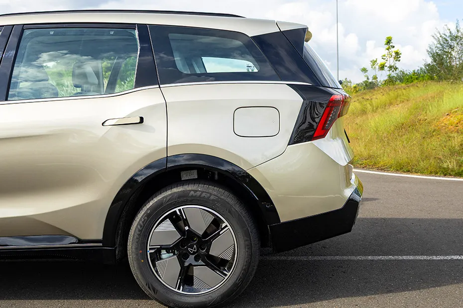 Mahindra XEV 9S Rear Fender