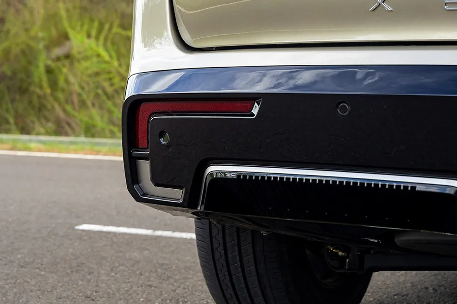 Mahindra XEV 9S Rear Reflector