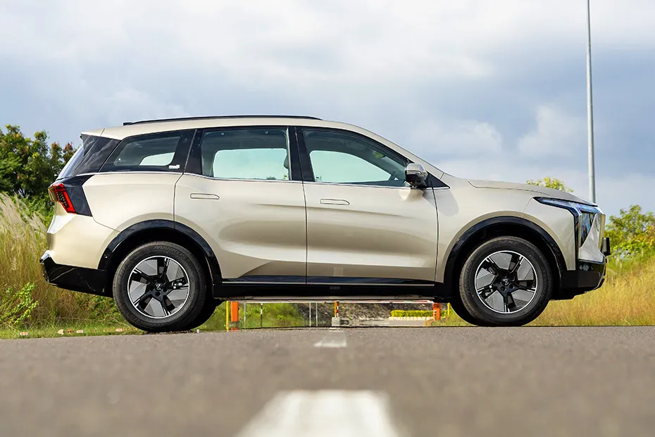 Mahindra XEV 9S Side Profile View (Right)