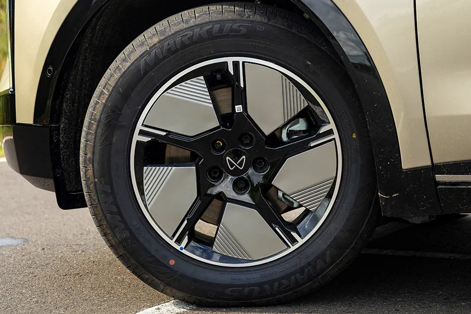 Mahindra XEV 9S Wheel