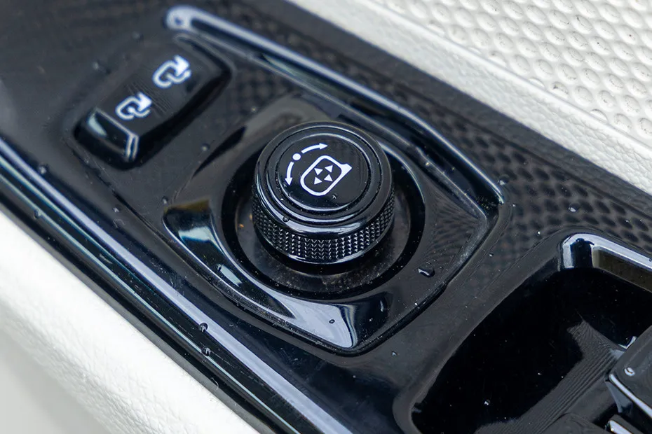 Mahindra XUV 3XO Mirror Adjustment Controls