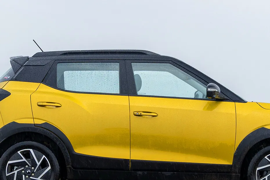 Mahindra XUV 3XO Window Line