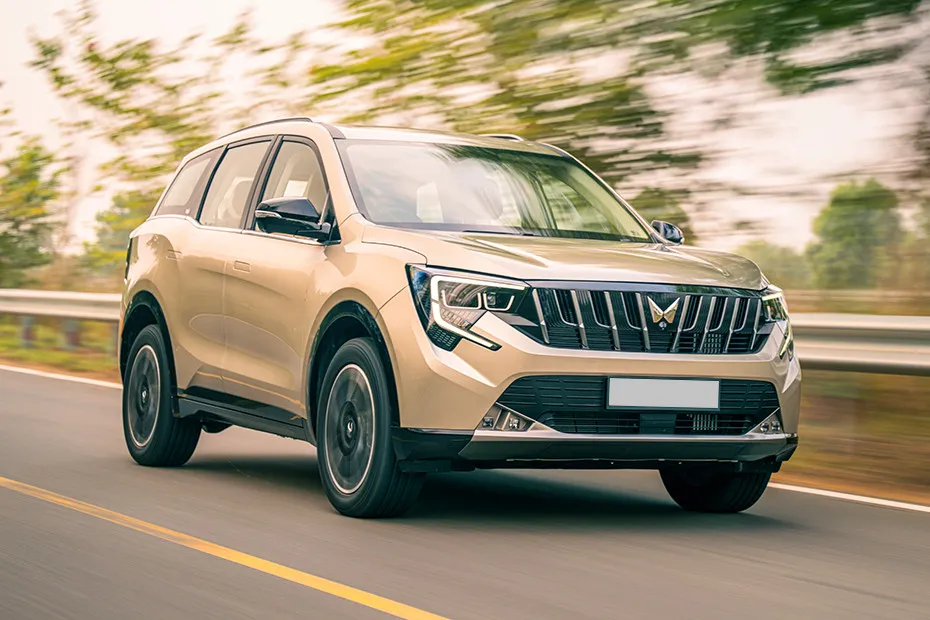 Mahindra XUV 7XO Driving: Front Right Quarter View