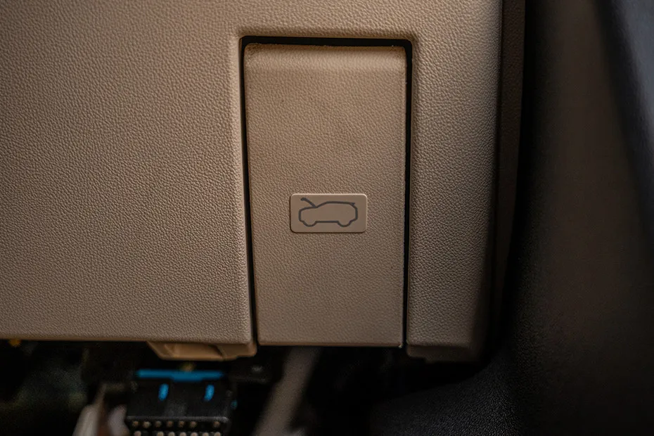 Mahindra XUV 7XO Fuel Lid Release 