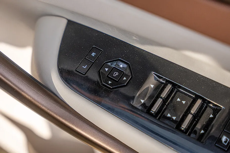 Mahindra XUV 7XO Mirror Adjustment Controls