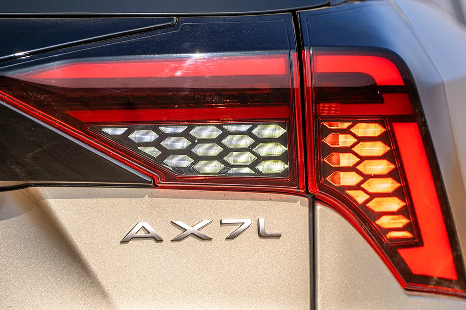 Mahindra XUV 7XO Reverse Lamp