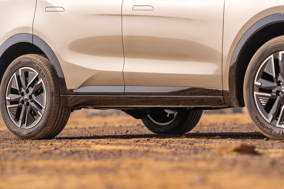 Mahindra XUV 7XO Side Skirt