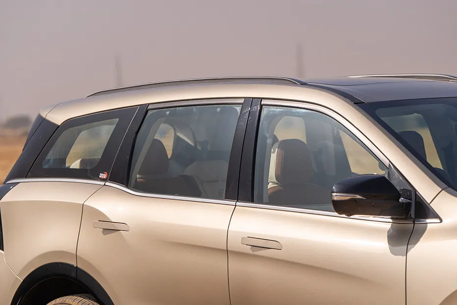 Mahindra XUV 7XO Window Line