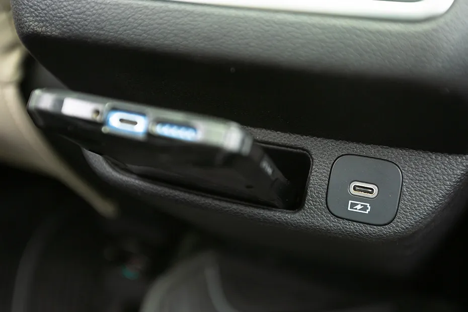 Mahindra XUV700 Centre Tunnel Storage(Rear)