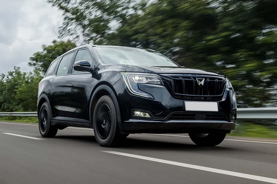 Mahindra XUV700 Driving: Front Right Quarter View