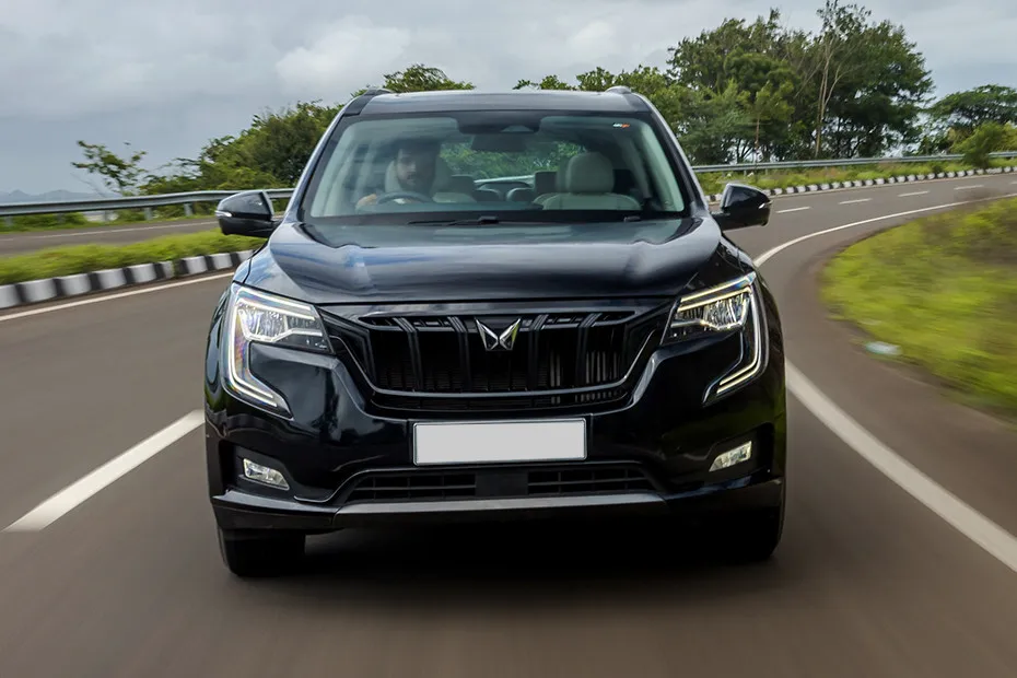 Mahindra XUV700 Driving: Front View