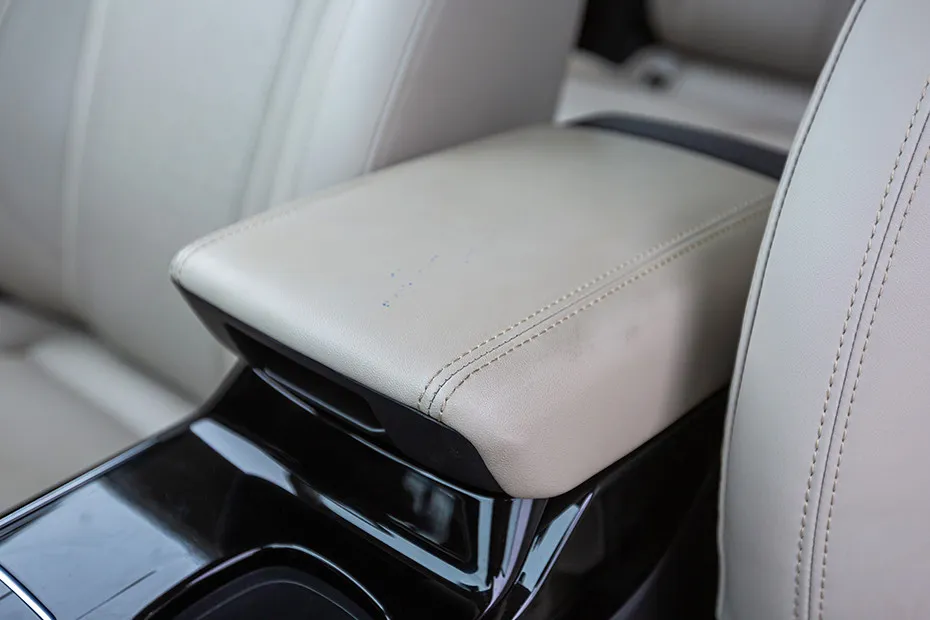 Mahindra XUV700 Front Armrest