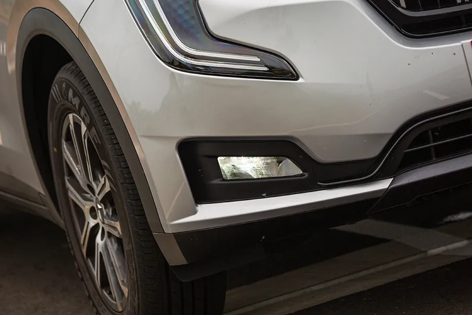 Mahindra XUV700 Front Fog Lamp