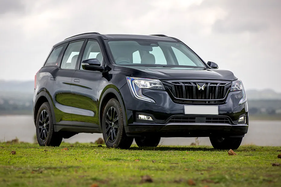 Mahindra XUV700 Front Right Quarter View
