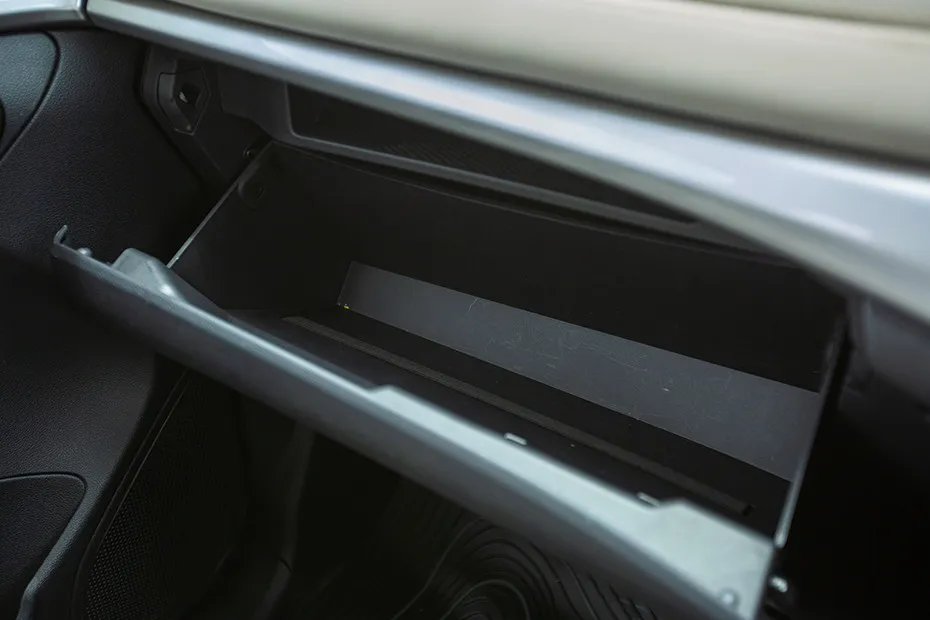 Mahindra XUV700 Glovebox