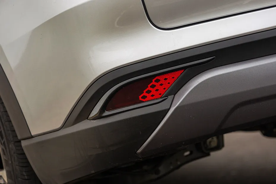 Mahindra XUV700 Rear Reflector