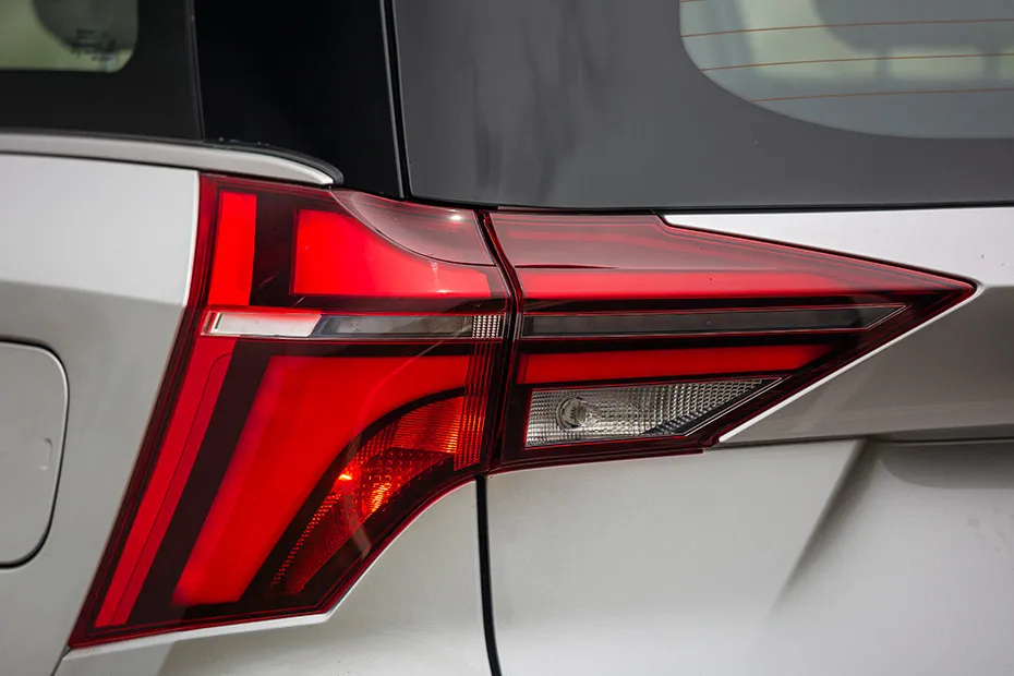 Mahindra XUV700 Reverse Lamp