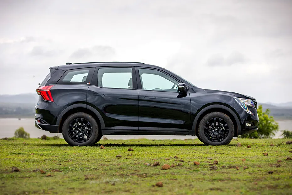 Mahindra XUV700 Side Profile View (Right)