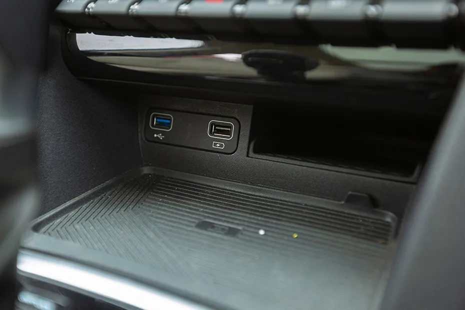 Mahindra XUV700 Storage (Center Console)