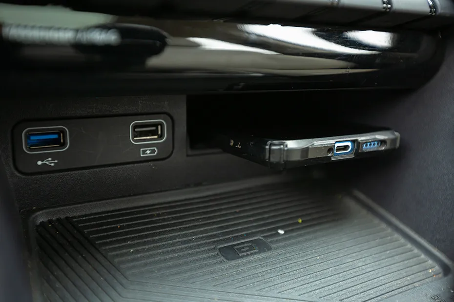 Mahindra XUV700 USB Charging Port (Front)