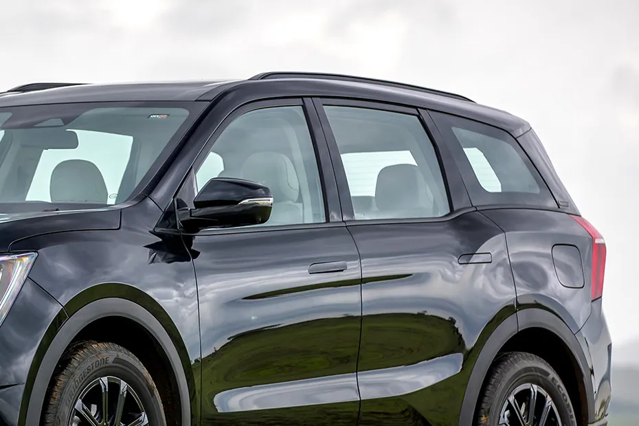 Mahindra XUV700 Window Line