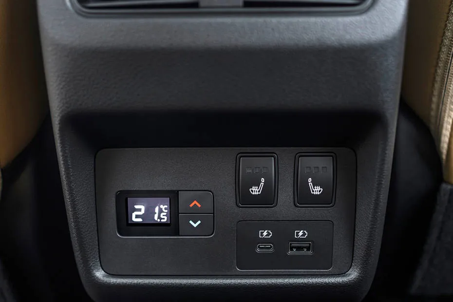 Nissan X-Trail Climate Control and Charging Ports For Secnd Row
