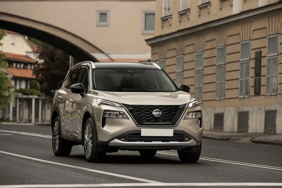 Nissan X-Trail Front Right Side