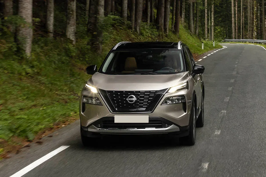 Nissan X-Trail Front Side View