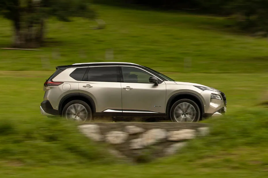 Nissan X-Trail Right Side View