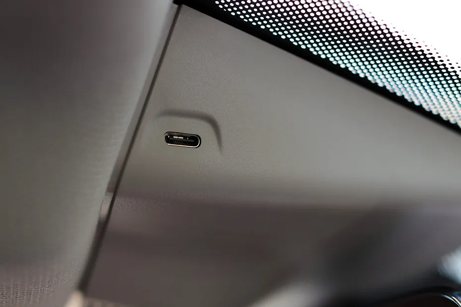 Skoda Kodiaq 2025 Center Tunnel with attached Smartphone